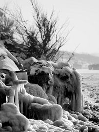 Gefrorener Strand – Steilküste Hohes Ufer, Ahrenshoop, Darß von Jörg Hausmann