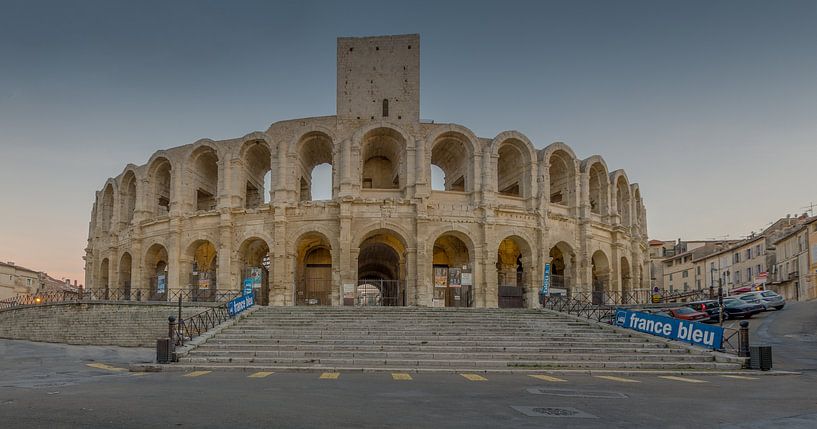 Arena van Arles in het blauwe uur, Provence, Frankrijk van Maarten Hoek