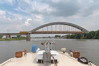 Zug auf der Kuileburg-Eisenbahnbrücke bei Culumbourg
