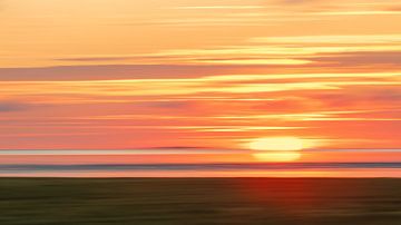 Zonsondergang op de dijk in Greetsiel Duitsland