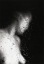 Naakte jonge vrouw achter een raam met regen druppels. van Cor Heijnen thumbnail