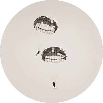 Twee parachutisten  van Tess Smethurst-Oostvogel