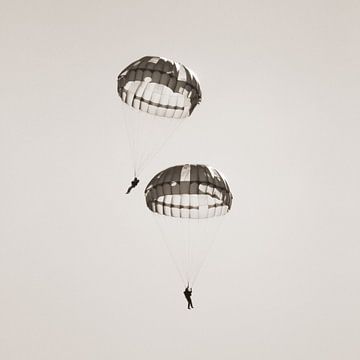 Twee parachutisten  by Tess Smethurst-Oostvogel