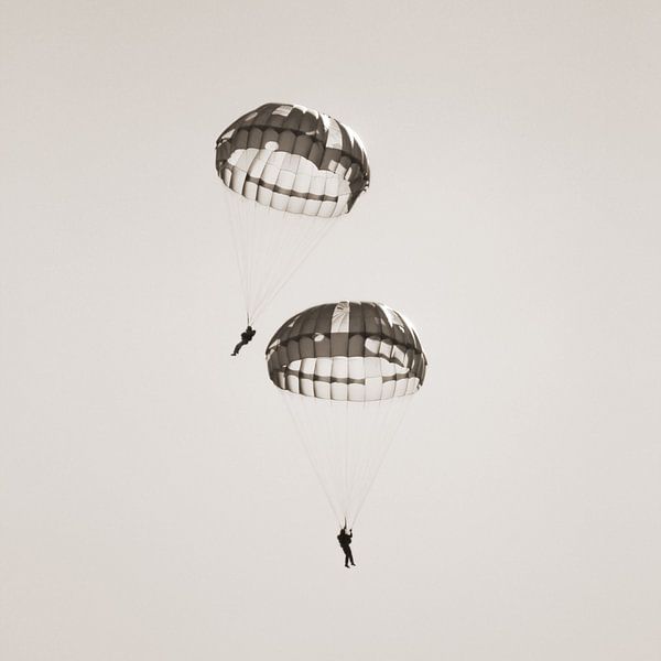 Twee parachutisten  par Tess Smethurst-Oostvogel