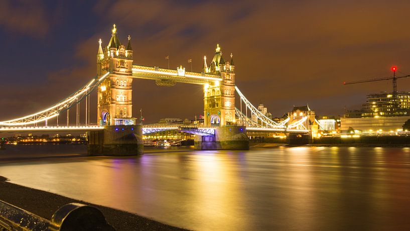 Towerbridge Londen in avondlicht van Hilda Weges