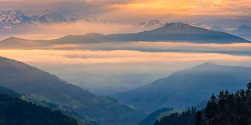 Panorama d'un lever de soleil dans les Dolomites