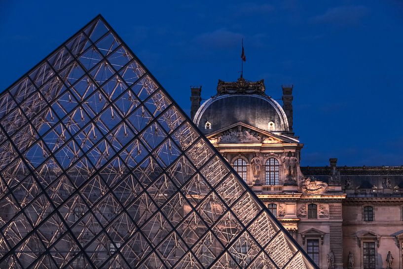 Pyramide de verre dans la cour du musée du Louvre, Paris par Christian Müringer