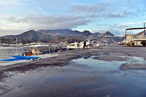 Der Abendhimmel spiegelt sich am Hafen von Giardini Naxos