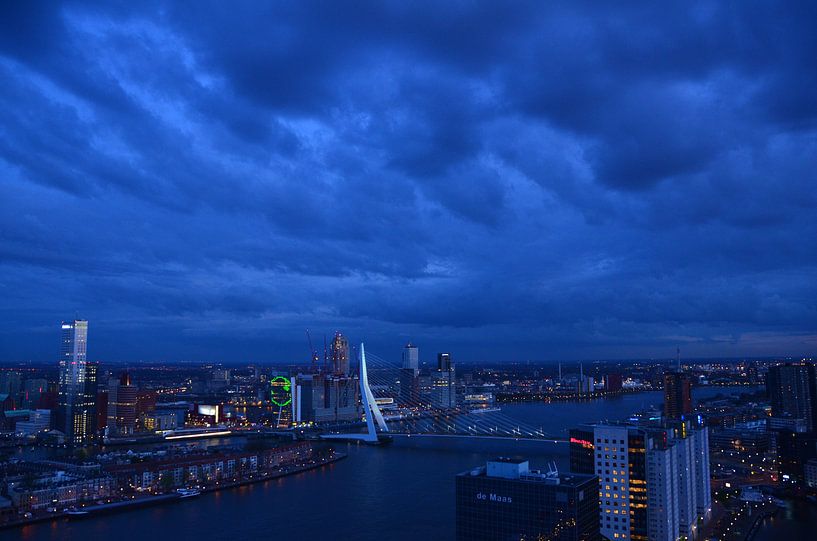 Donkere Wolken boven Rotterdam van Marcel van Duinen