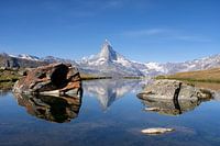 Uitzicht op de Matterhorn vanaf de Stellisee in de Zwitserse AlpenView at the Matterhorn from the Stellisee