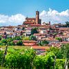 Blick auf das Dorf Grana Monferrato mit Weinbergen von Stefano Orazzini