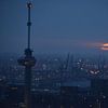 Euromast en de haven van Rotterdam Licht en Donker van Marcel van Duinen