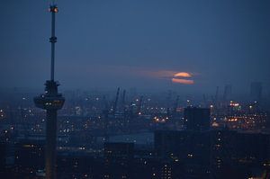 Euromast et le port de Rotterdam Lumière et obscurité sur Marcel van Duinen