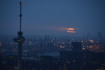 Euromast en de haven van Rotterdam Licht en Donker