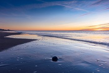 Untergehende Sonne am Strand