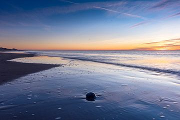 Untergehende Sonne am Strand von Rob Rollenberg
