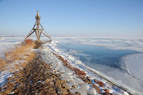 Leuchtturm am zugefrorenen IJsselmeer