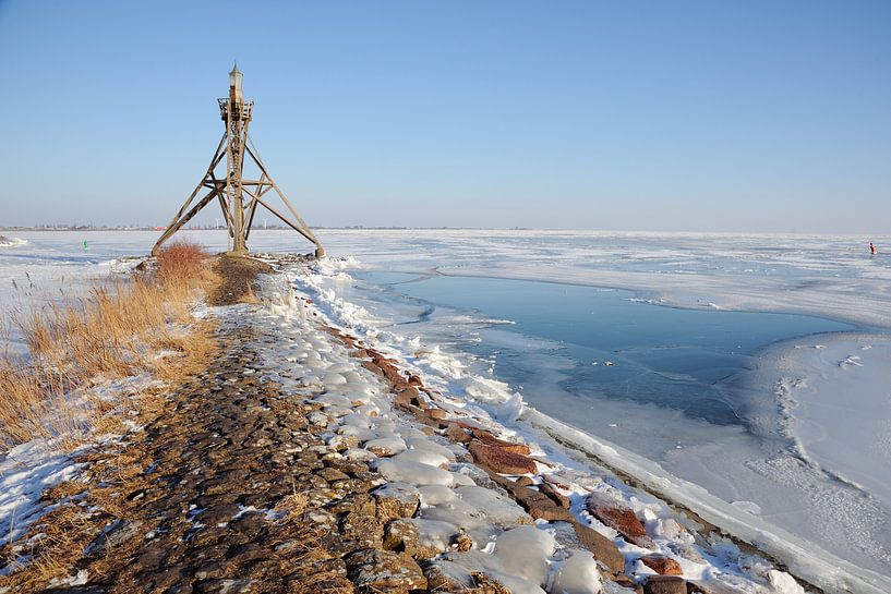 Leuchtturm am zugefrorenen IJsselmeer von Sandra Visser