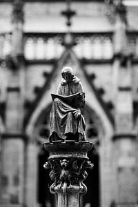 Hugo Wstinc, der schreibende Kanoniker im Pandhof der Domkirche in Utrecht.