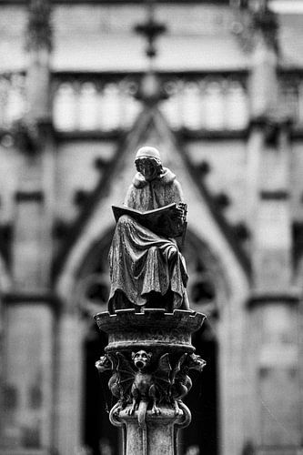 Hugo Wstinc, the writing canon at the Pandhof of Utrecht Cathedral. by André Blom Fotografie Utrecht