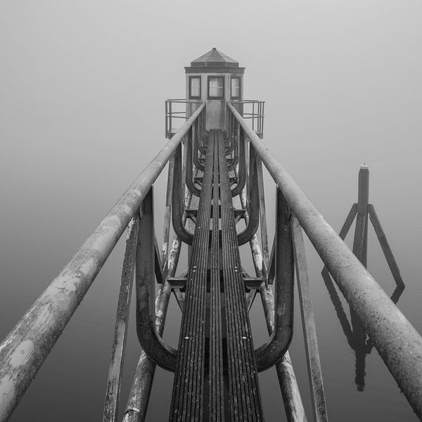 Vuurtoren Oostmahorn Lauwersmeer in de mist van Rick Goede