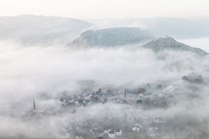 Nebel über dem Tal in der Ortschaft Wolf an der Mosel an der Mosel in Deutschland