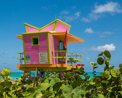 Roze 'Beach rescue tower' op het strand van Miami