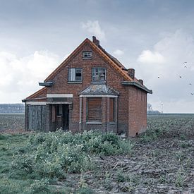 Verlassenes Haus auf einem Feld von Klaas Leussink