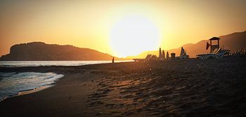 Une femme prend un selfie au coucher du soleil