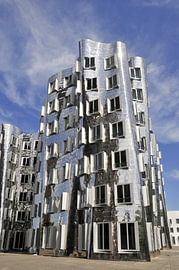 Gehry - La Maison dansante sur Rita Fuchs