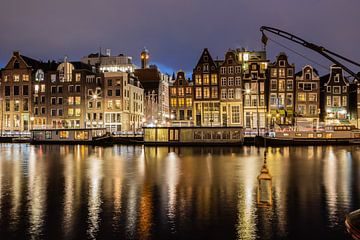 Aan de mooi verlichte Amsterdamse grachten! van Peter Haastrecht, van