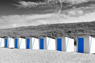 Strandhuisjes op het Noordzee strand in Zwart Wit en Blauw van Sjoerd van der Wal Fotografie thumbnail