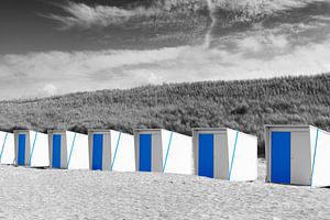 Weiße und blaue Strandhäuser auf dem Strand