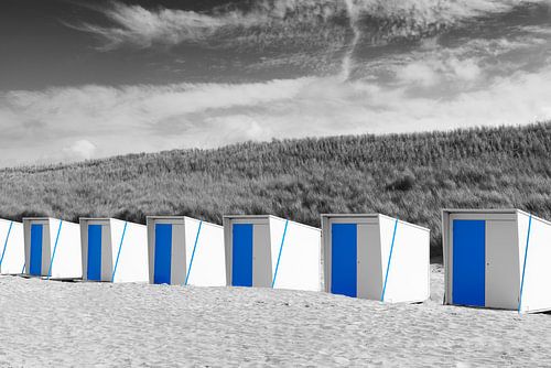 Strandhuisjes op het Noordzee strand in Zwart Wit en Blauw