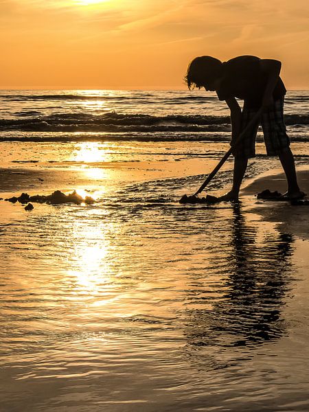 Jongen aan oranje strand van Anneriek de Jong