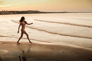 jeune femme nue sur une plage le soir sur Jörg B. Schubert