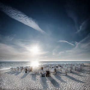 Witte strandstoelen op het strand op het eiland Rügen van Voss Fine Art Fotografie
