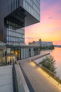 Ambiance de soirée dans le port médiatique de Düsseldorf sur Michael Valjak