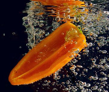 paprika in water van Carla Odink