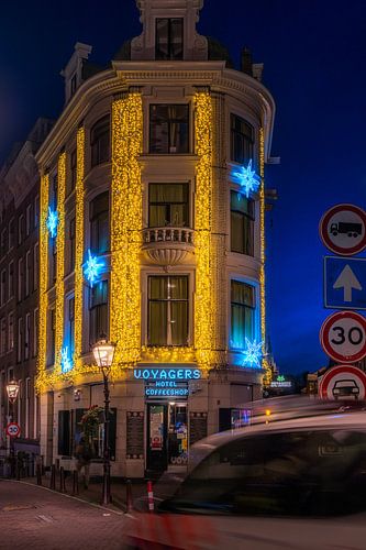 Hotel Voyages in de avond in Amsterdam