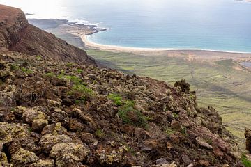 Panoramisch uitzicht vanuit het gezichtspunt Mirador del Rio op het eiland Lanzarote van Reiner Conrad