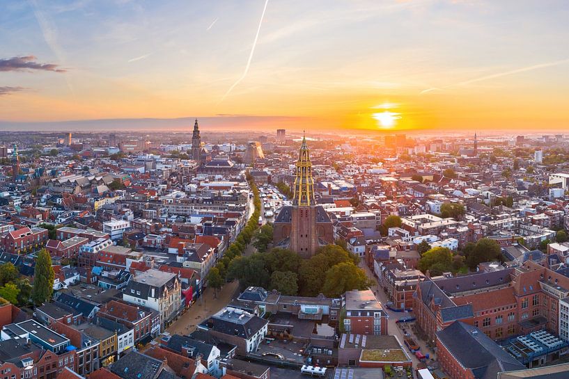 Zonsopkomst boven Groningen-Stad van Droninger