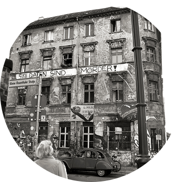 Oud, gekraakt huis in de wijk Scheunenviertel in Berlijn-Mitte van Silva Wischeropp