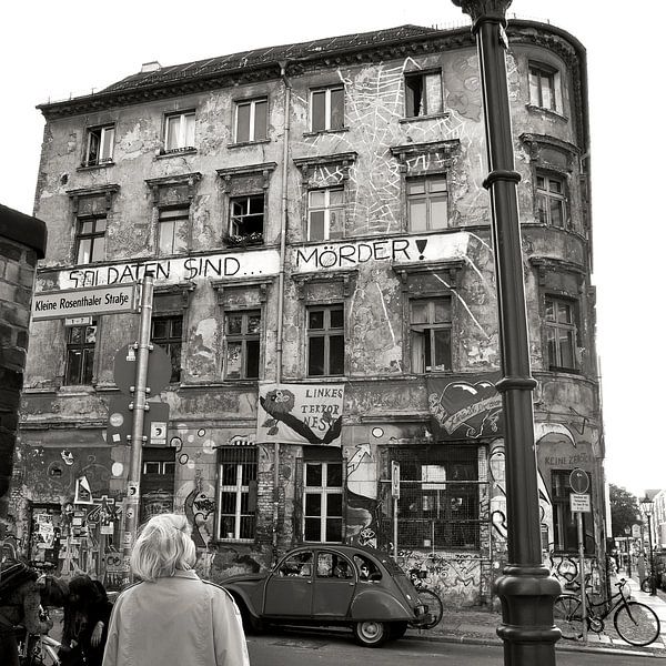Oud, gekraakt huis in de wijk Scheunenviertel in Berlijn-Mitte van Silva Wischeropp