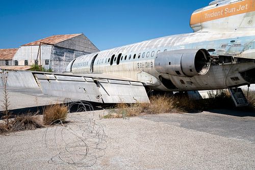 Avion abandonné en décomposition.