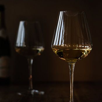 Sfeervolle witte wijnglazen in lowkey