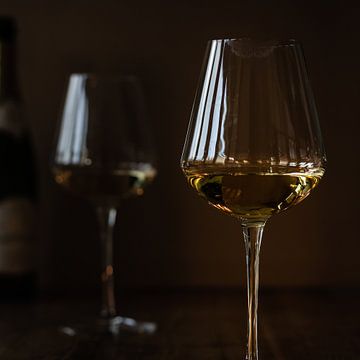 Sfeervolle witte wijnglazen in lowkey van Jefra Creations