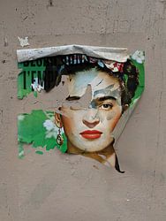 Frida auf einem zerrissenen Wandplakat
