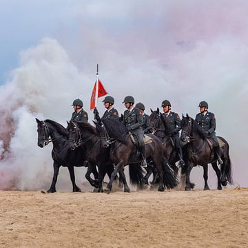 Paarden door de rook, op het schevingse strand van Erik van 't Hof