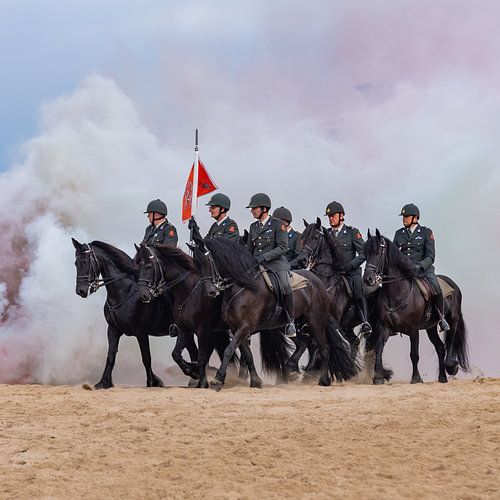 Paarden door de rook, op het schevingse strand